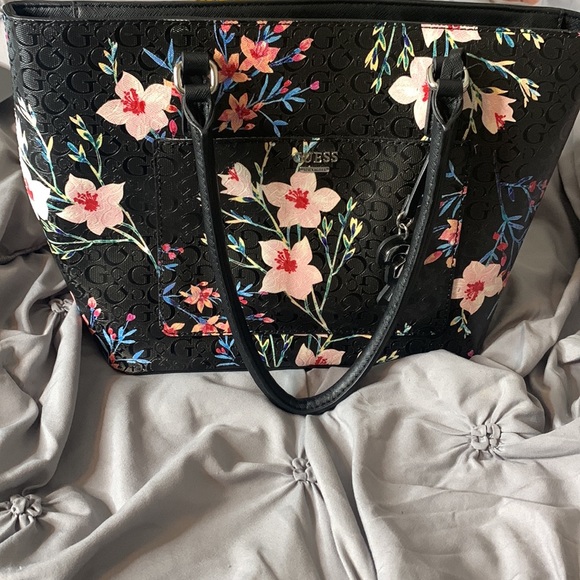 Back flower guess tote - Picture 4 of 4